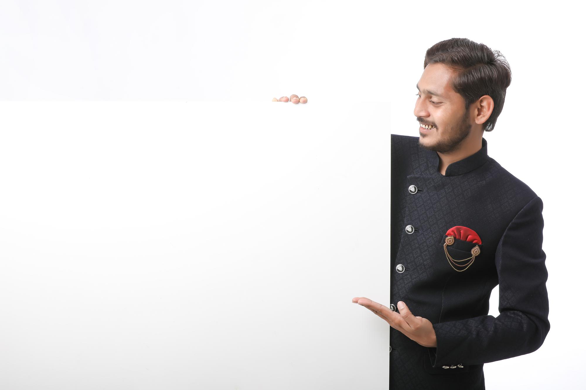 Szef kuchni prezentujący danie podczas konsultacji