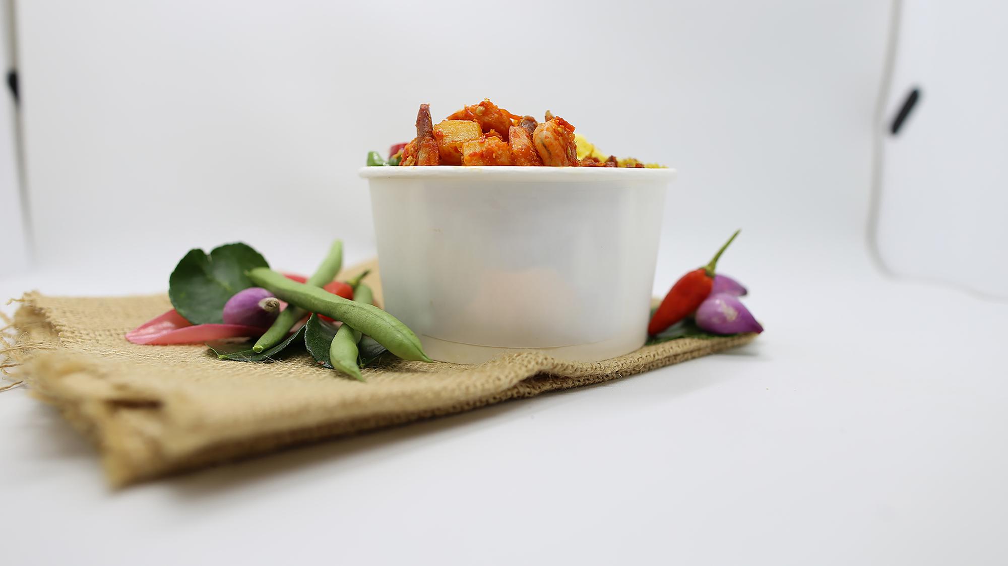 Detal: marynowane warzywa w glinianych miseczkach